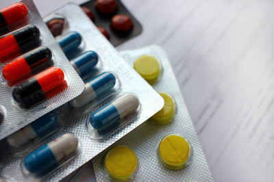 五颜六色的药片 从胶囊到栓剂的多彩药房世界